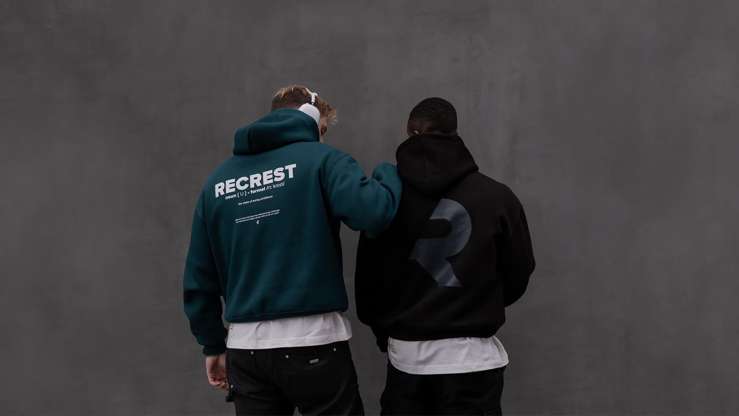 Männliche Models tragen Recrest Hoodies aus dem Alpha Drop,.